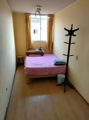 a bedroom with a pink bed in a room at Tait's House - Cómodo departamento Dúplex - Ate in Lima