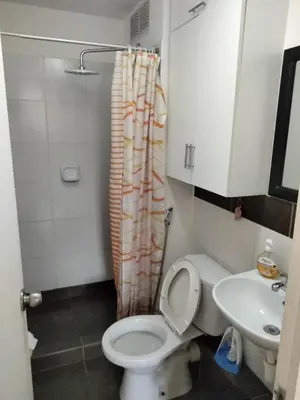 a small bathroom with a toilet and a sink at Tait's House - Cómodo departamento Dúplex - Ate in Lima