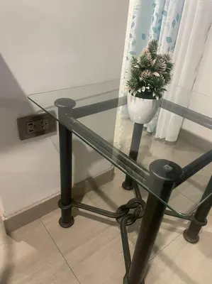 a glass table with a potted plant on top of it at Huancayo Suite 4-Cómodo MiniDpto 2 camas in Huancayo