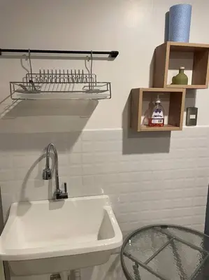 a white bathroom with a sink and a mirror at Huancayo Suite 4-Cómodo MiniDpto 2 camas in Huancayo