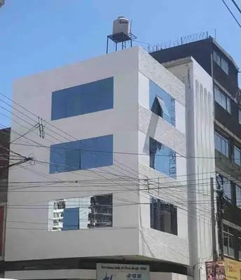 a tall white building with a water meter on top at Huancayo Suite 4-Cómodo MiniDpto 2 camas in Huancayo