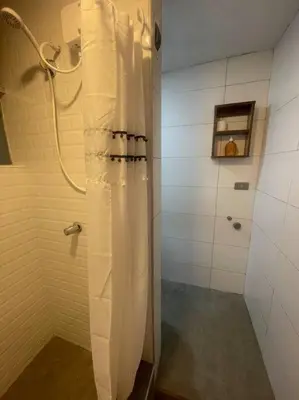 a shower with a white shower curtain in a bathroom at Huancayo Suite 4-Cómodo MiniDpto 2 camas in Huancayo