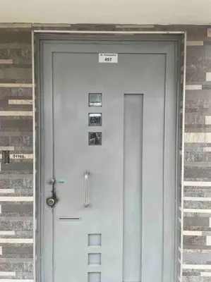 a white door of a brick building with at Huancayo Suite 4-Cómodo MiniDpto 2 camas in Huancayo