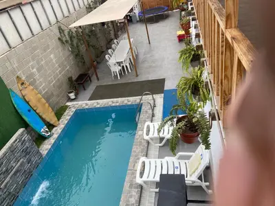 an overhead view of a pool with chairs and tables at Villa Alfonso - Casa playa con piscina temperada in Lima