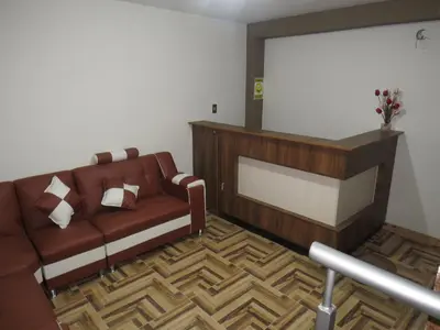 a living room with a brown couch in a room at DEPARTAMENTO-Hospedaje EL RINCONCITO II 100m2, 3hab, 4baños, sala, comedor, cocina in Jauja