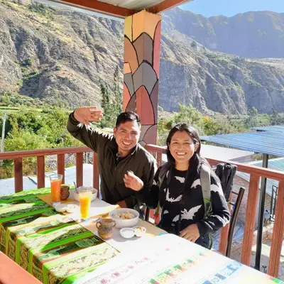 a man and a woman sitting at a table at Hotel El Gran Valletero in Cotahuasi