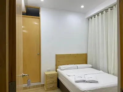 a small bedroom with a bed and a shower at Hurin Hotel in Ica