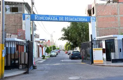 a street sign that says rivenomedega bc hilo at Hermosa Habitación c/ Baño privado - Huacachina. in Ica