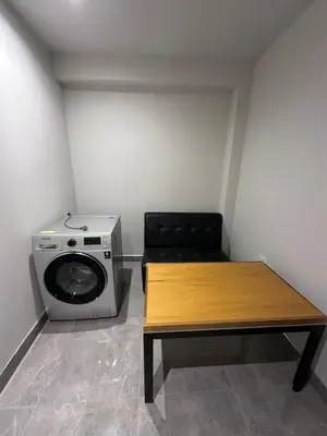 a room with a table and a washing machine at Dpto a 3 min Plaza Huánuco y 1 cuadra Open Plaza in Huánuco