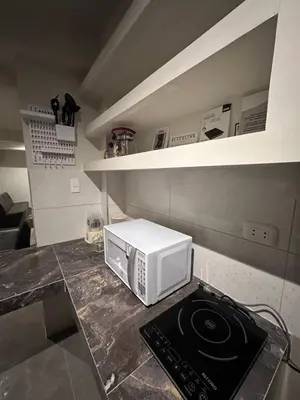 a microwave sitting on top of a counter in a kitchen at Dpto a 3 min Plaza Huánuco y 1 cuadra Open Plaza in Huánuco