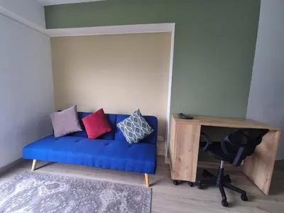 a blue couch in a room with a desk at Apartamento con increíble vista al mar in Lima