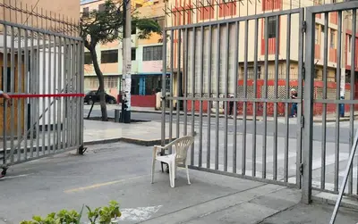 a white chair sitting in front of a fence at Apartamento privado, comodo y amplio, cerca al Centro de Lima in Lima