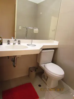 a bathroom with a sink and a toilet and a mirror at Bonito Apartamento en Miraflores in Lima