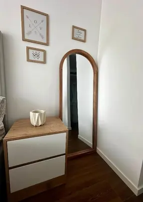 a dressing room with a mirror and a dresser with a mirror at Departamento Calido y familiar in Lima