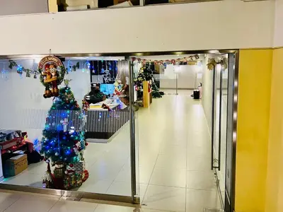 a hallway with a christmas tree in a store at Pacific Apartamento Surco in Lima