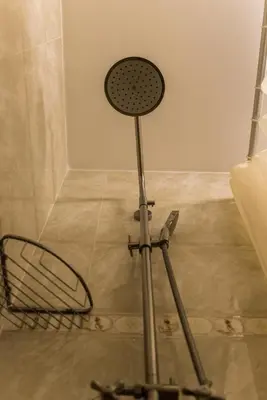 a metal tripod in a room with a floor at Apart Hotel El Doral in Lima