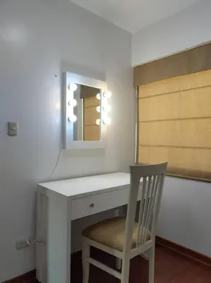 a white desk with a chair and a mirror at Céntrico, acogedor y amplio apartamento en Magdalena in Lima