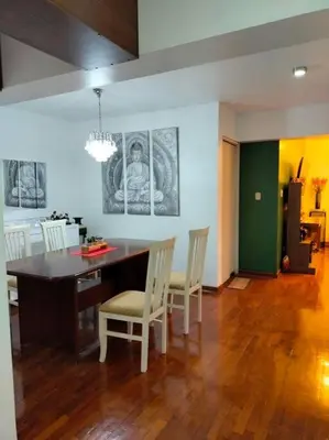 a living room with a dining room table and chairs at Céntrico, acogedor y amplio apartamento en Magdalena in Lima