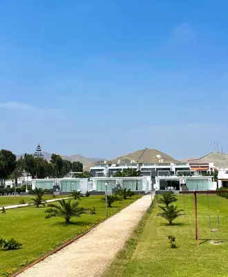 a dirt road leading to a building with palm trees at Casa de Playa frente al mar en Chocalla, Asia in Asia