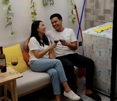 a man and woman sitting on a couch holding wine glasses at Miel de Luna in Cerro Azul