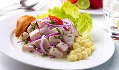 a white plate with a salad with corn and lettuce at CASITA PARA FIN DE SEMANA in Chincha Baja