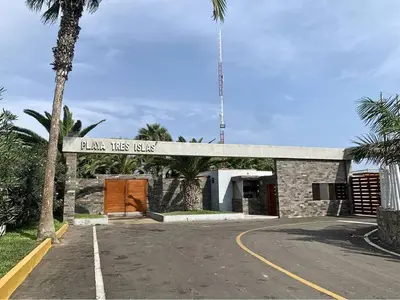 a building with a sign that reads jamitzitzlass style at Casa entera con piscina y salida a la playa in Salinas