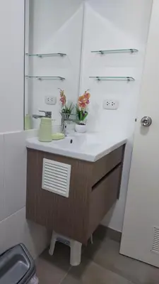 a bathroom with a sink and a mirror at Apartamento Varela 3 dormitorios in Lima