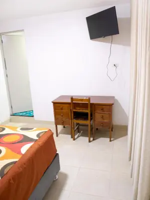 a bedroom with a desk and a bed at Resort Maldo in Ayacucho