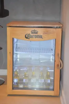 a small cooler with bottles of beer in it at Super céntrico y Hermoso Muy cerca a INEN in Lima