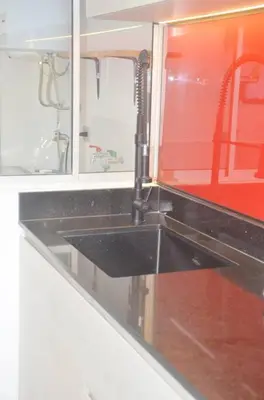 a kitchen sink with a black counter top at Super céntrico y Hermoso Muy cerca a INEN in Lima