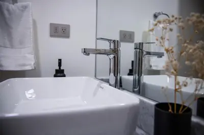 a bathroom with a white sink and a mirror at Departamento de Estreno en Miraflores in Lima