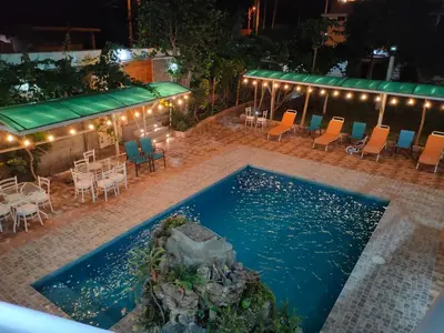 a pool with chairs and a table and a bar at El Paraíso de Lunahuaná in Lunahuaná
