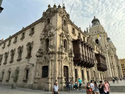 a group of people standing in front of a building at Sai in Lima