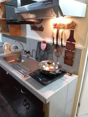 a kitchen counter with a frying pan on a stove at Alquilo Dpto Equipado San Isidro in Lima