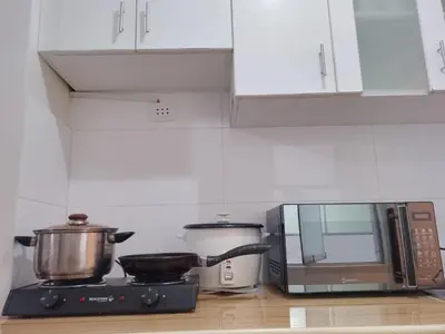 a kitchen counter with a microwave and a toaster oven at Departamentos Céntricos en Lima in Lima