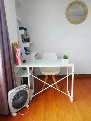 a white desk with a fan next to a floor at Apartamento moderno y céntrico en Lima, 3 Dormitorios in Lima