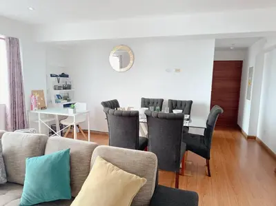 a living room with a couch and a table and chairs at Apartamento moderno y céntrico en Lima, 3 Dormitorios in Lima