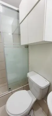 a white bathroom with a toilet and a sink at Departamento cerca al Centro Histórico de Lima in Lima