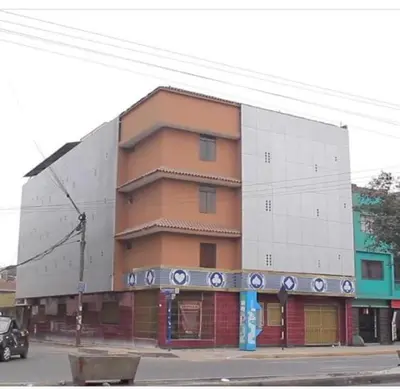 a building on the corner of a street at 100pre feliz in Lima
