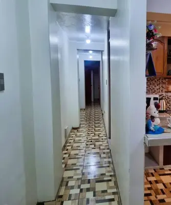 a hallway with a tile floor in a kitchen at Apartamento amplio y acogedor in Huancayo