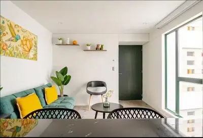 a living room with a couch and a table at Cómodo y silencioso Apartamento 1BR en Barranco in Lima