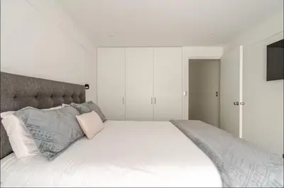 a bedroom with a large bed with white sheets and pillows at Cómodo y silencioso Apartamento 1BR en Barranco in Lima