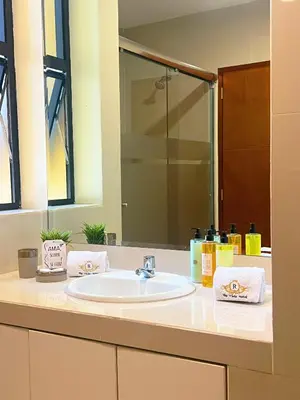 a bathroom counter with a sink and a mirror at Rig Vêda Hotel in Lima