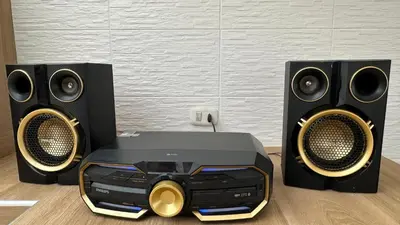 two speakers and a radio and a television at Apartamento duplex a 1 cuadra de Playa Naplo in Pucusana