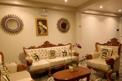 a living room with two couches and a table and mirrors at Rumiwasi Inn Apartament in Ollantaytambo