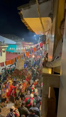 a large group of people standing around a market at Rumiwasi Inn Apartament in Ollantaytambo