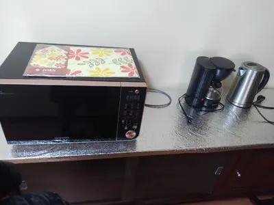 a microwave sitting on top of a counter at Departamento Centro Financiero San isidro in Lima