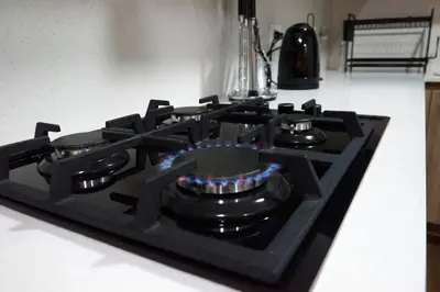 a black stove top oven in a kitchen at Departamento de Estreno Lima Miraflores in Lima