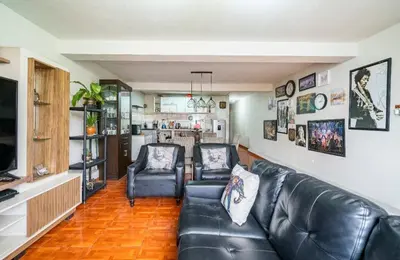 a living room with a leather couch and two chairs at Lopez House Family Aparment in Lima