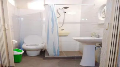 a bathroom with a toilet and a sink at Beraja Family Hostel in Lima
